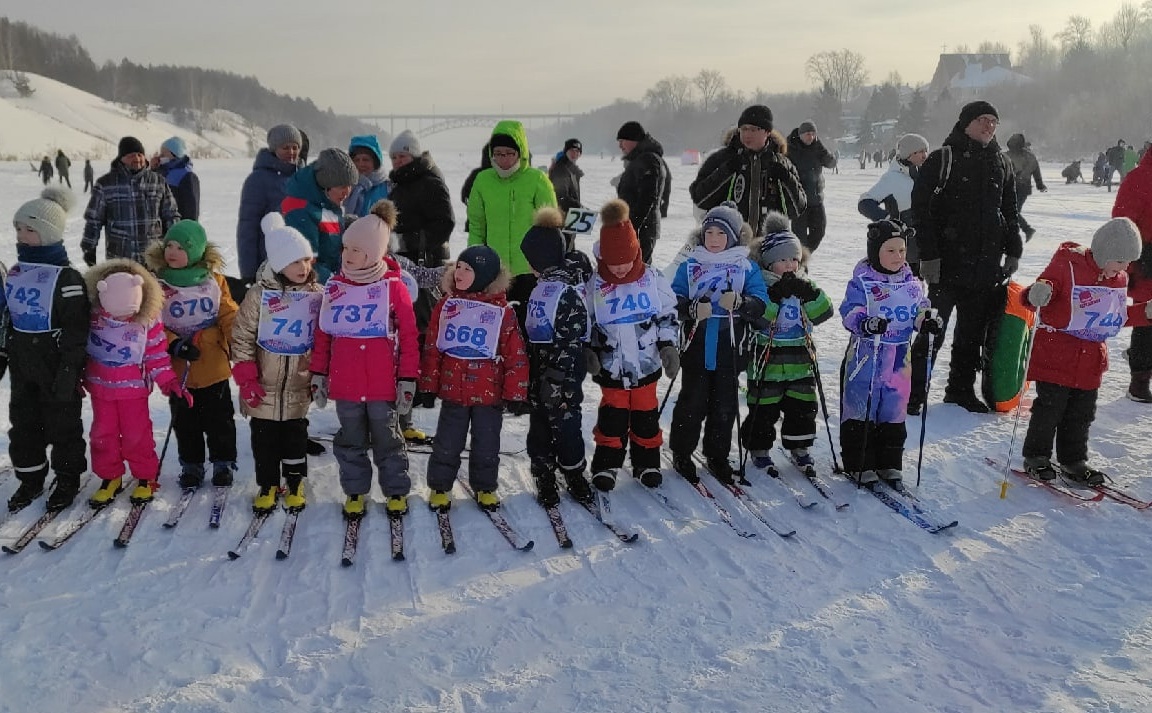 25 метров кросс. Каменск уральский соревнования березовая роща лыжи. С юбилеем пробега. Каменск уральский биатлонный комплекс. Лыжно биатлонная трасса в каменске-уральском.